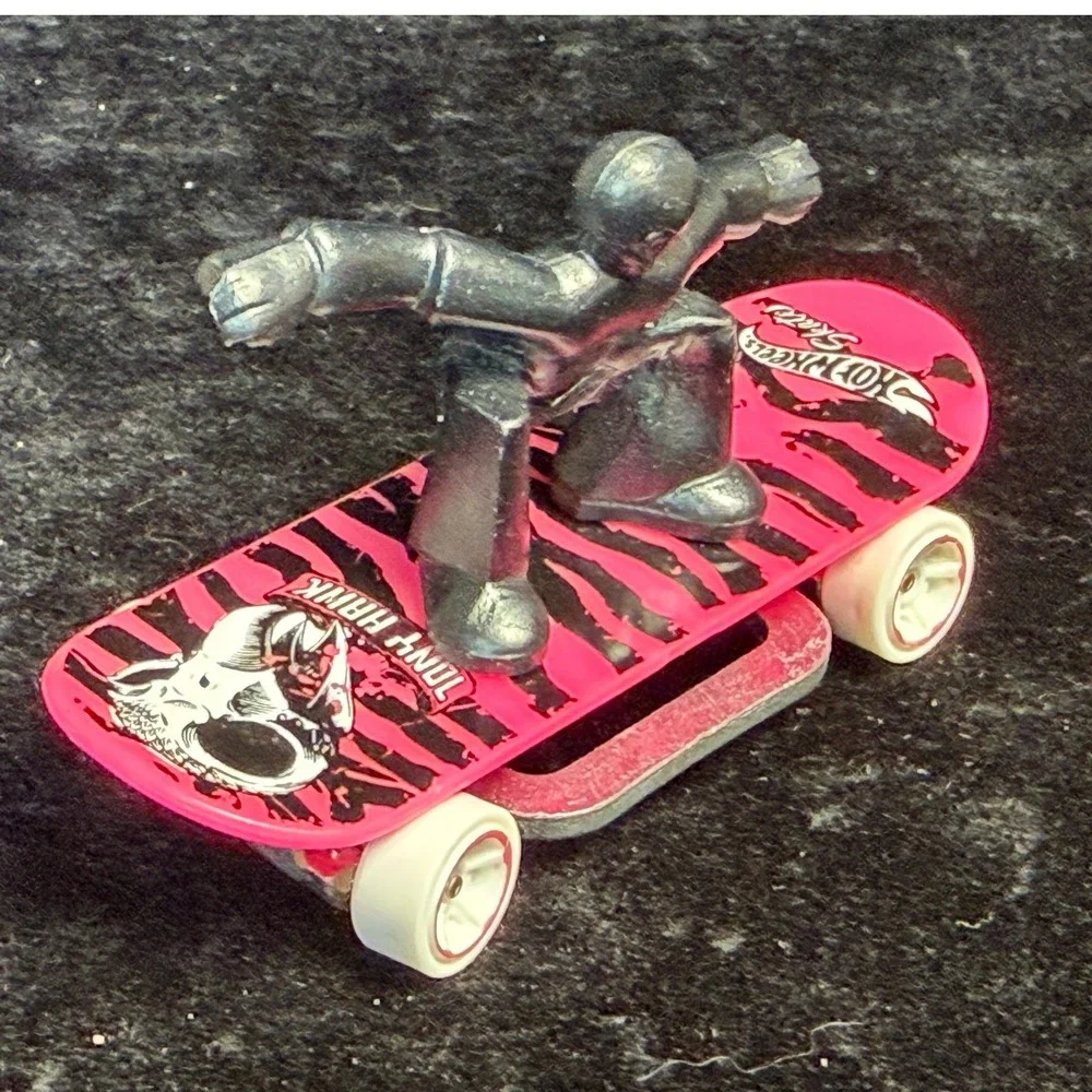 Hot Wheels-Skate Grom X1617, Tony Hawk Pink Skull Fingerboard & Figure, 2013